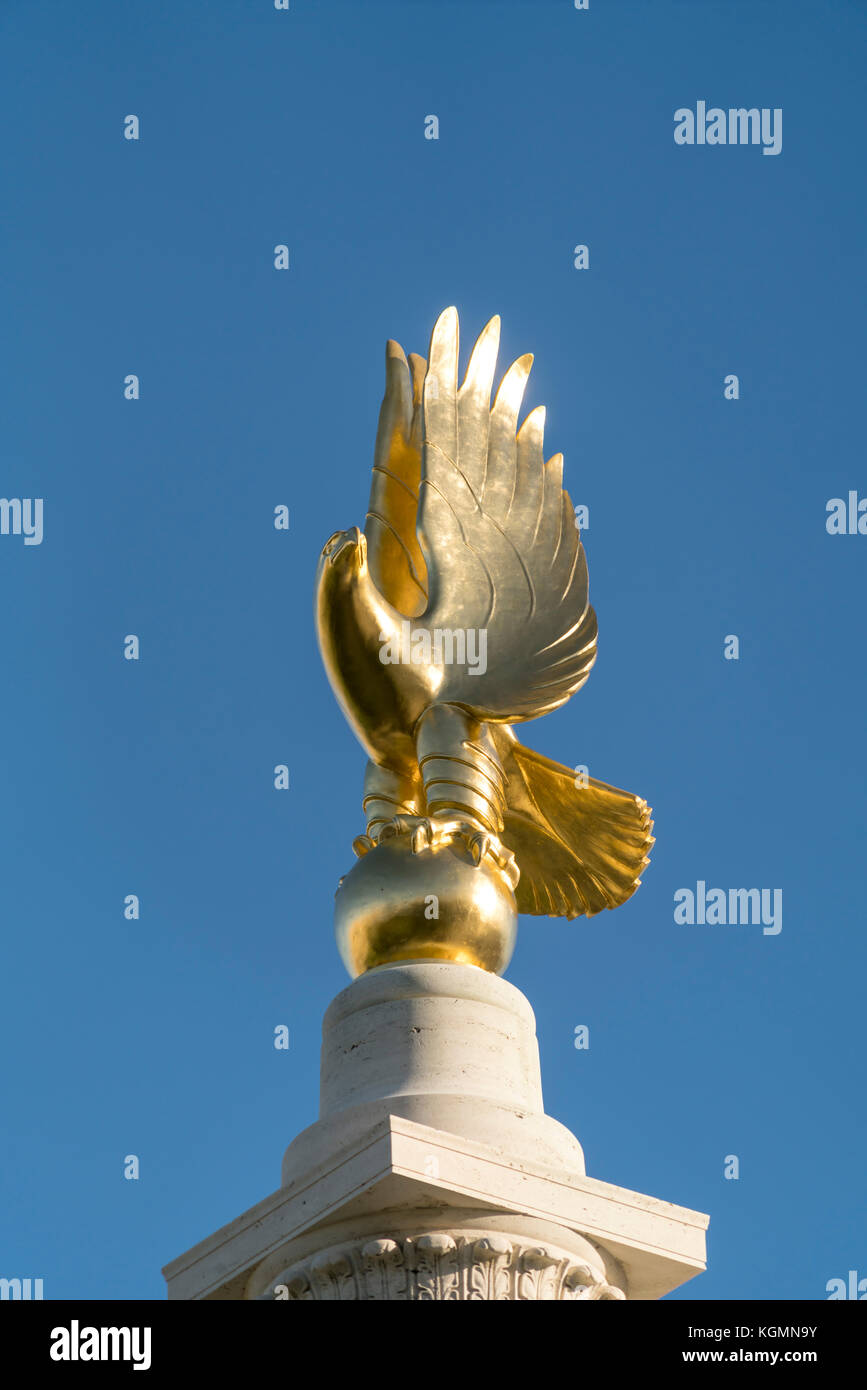 goldener Adler auf dem Malta Memorial, Floriana, Valletta, Malta |  golden eagle of the Malta Memorial, Floriana, Valletta,  Malta Stock Photo