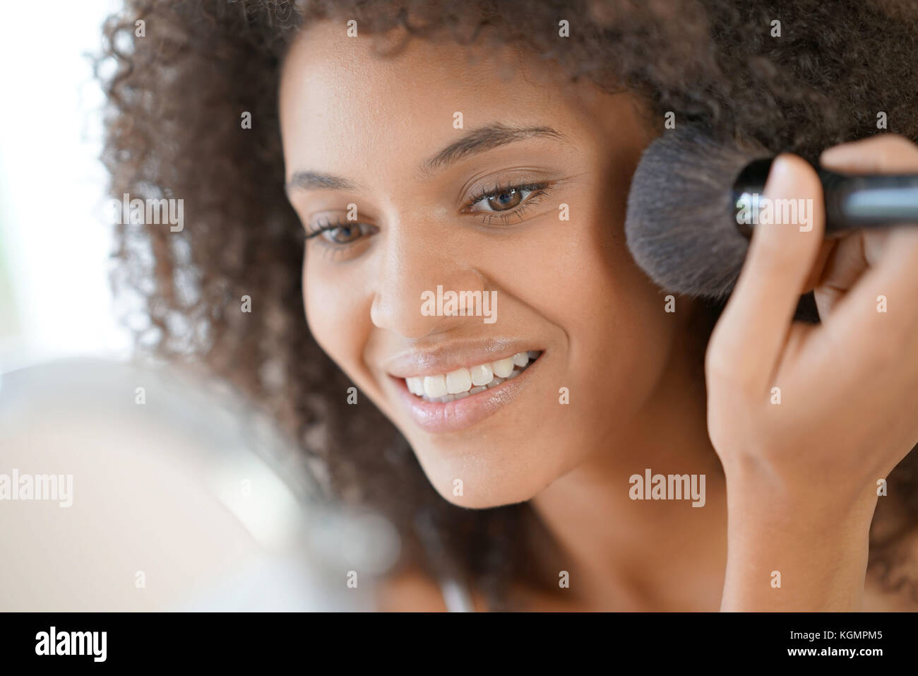 Woman putting makeup hi-res stock photography and images - Alamy