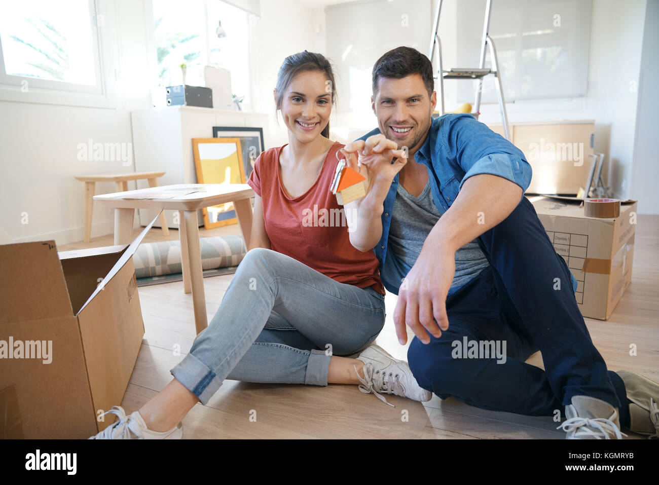 Happy couple showing keys of new home Stock Photo - Alamy