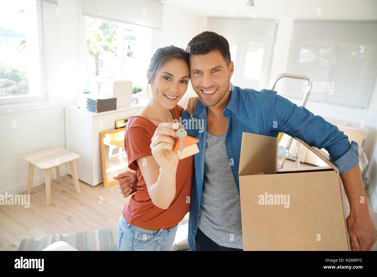 Happy couple showing keys of new home Stock Photo - Alamy