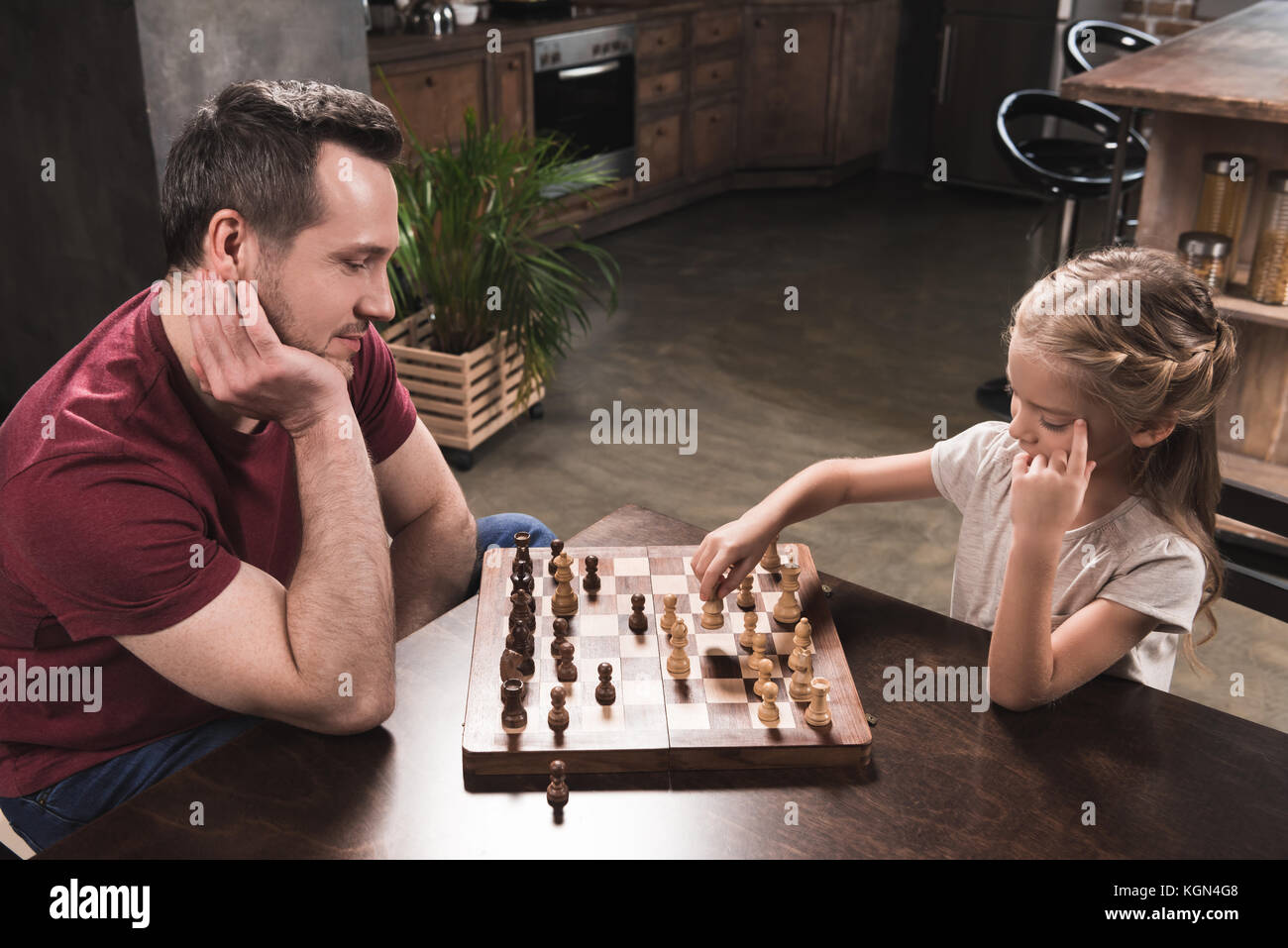 Папа играет в шахматы. Шахматы для детей. Дети играющие в шахмот. Семейные игры. Дети играют в настольные игры.