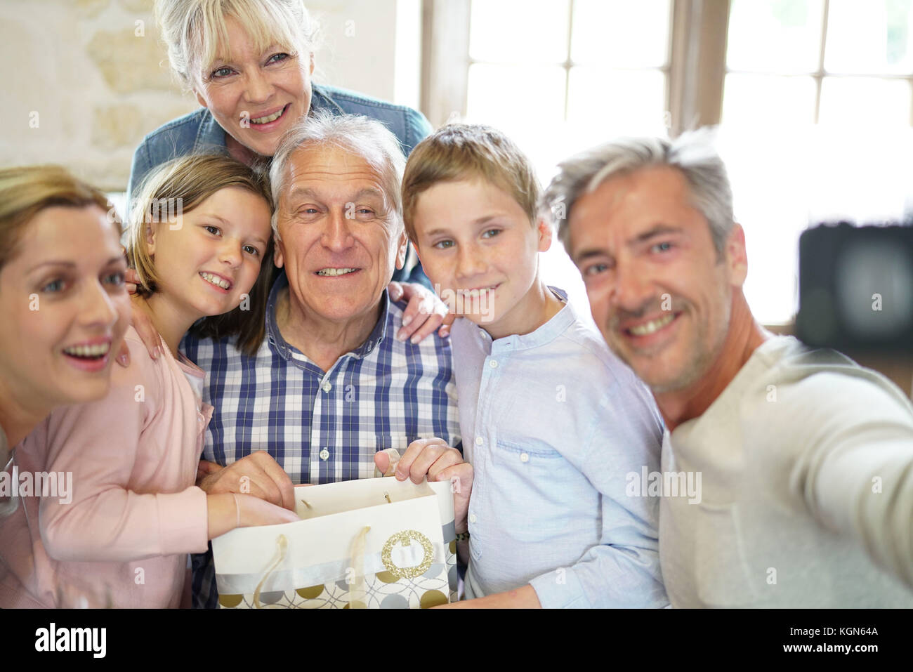 Grande famille. Многодетная семья англия. Grande famille. Испанская семья за столом. Grande famille.