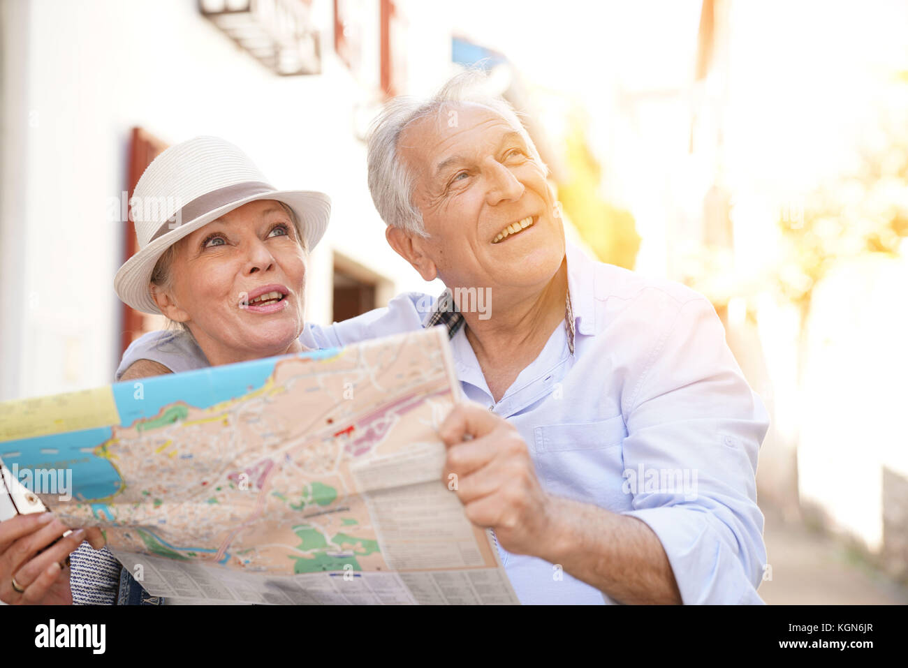 Senior couple looking city map hi-res stock photography and images - Alamy