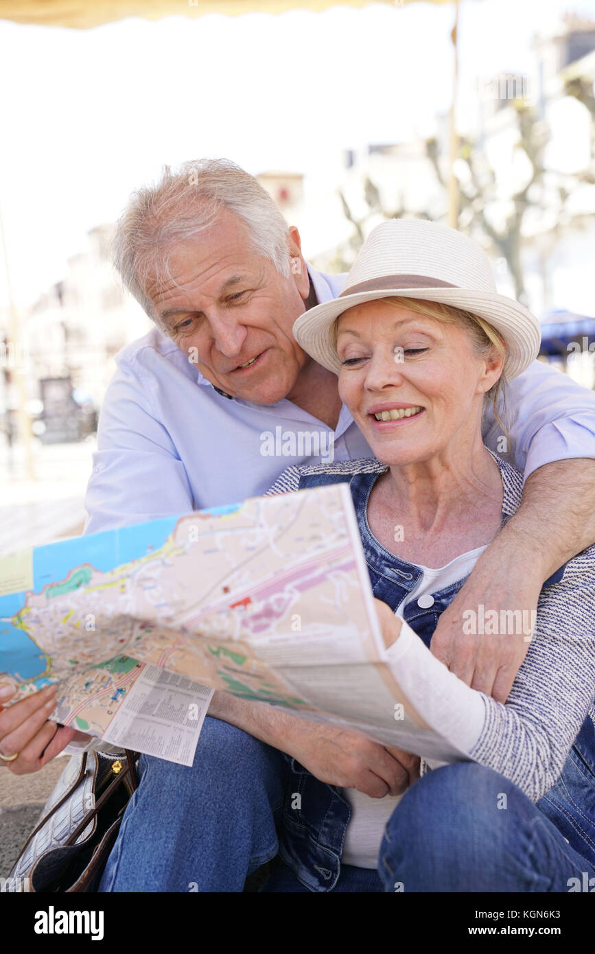 Senior couple looking city map hi-res stock photography and images - Alamy