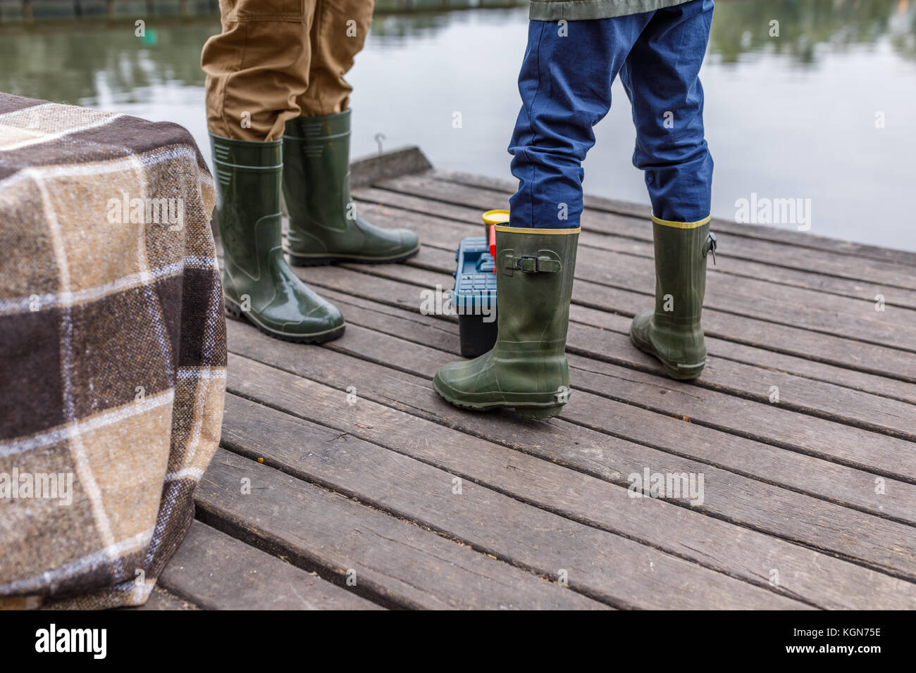 https://c8.alamy.com/comp/KGN75E/father-and-son-in-rubber-boots-KGN75E.jpg