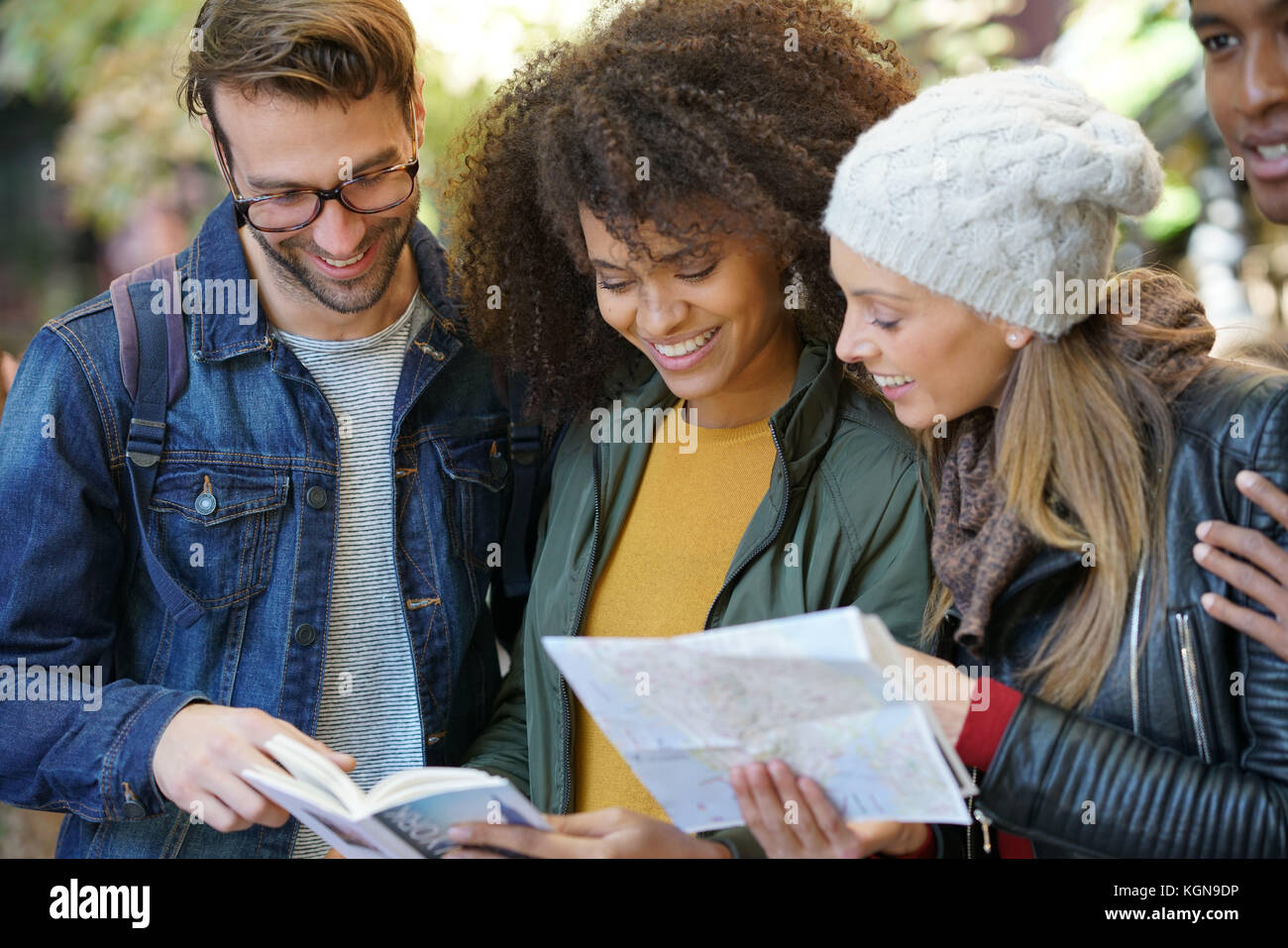 Friends visiting New York reading map and city guide Stock Photo Alamy