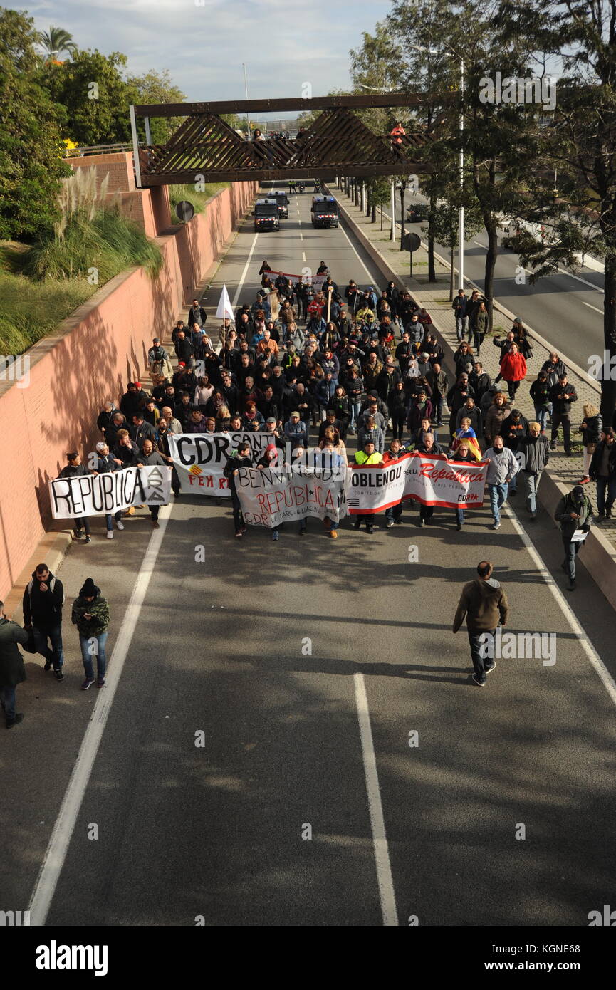 Barcelona, Spain. 08th Nov, 2017. Groups of CDR ( Comites de Defensa del Referendum o la Republica ) from Poble Nou and Sant Adria stop traffic in  Ronda Litoral during a general strike to claim for the liberation of political prisoners. 8th november 2017. Barcelona, Catalonia Spain. committee committees defence defense republic Credit: Alberto Paredes/Alamy Live News Stock Photo