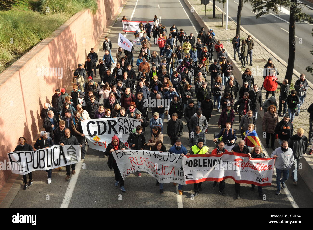 Barcelona, Spain. 08th Nov, 2017. Groups of CDR ( Comites de Defensa del Referendum o la Republica ) from Poble Nou and Sant Adria stop traffic in  Ronda Litoral during a general strike to claim for the liberation of political prisoners. 8th november 2017. Barcelona, Catalonia Spain. committee committees defence defense republic Credit: Alberto Paredes/Alamy Live News Stock Photo