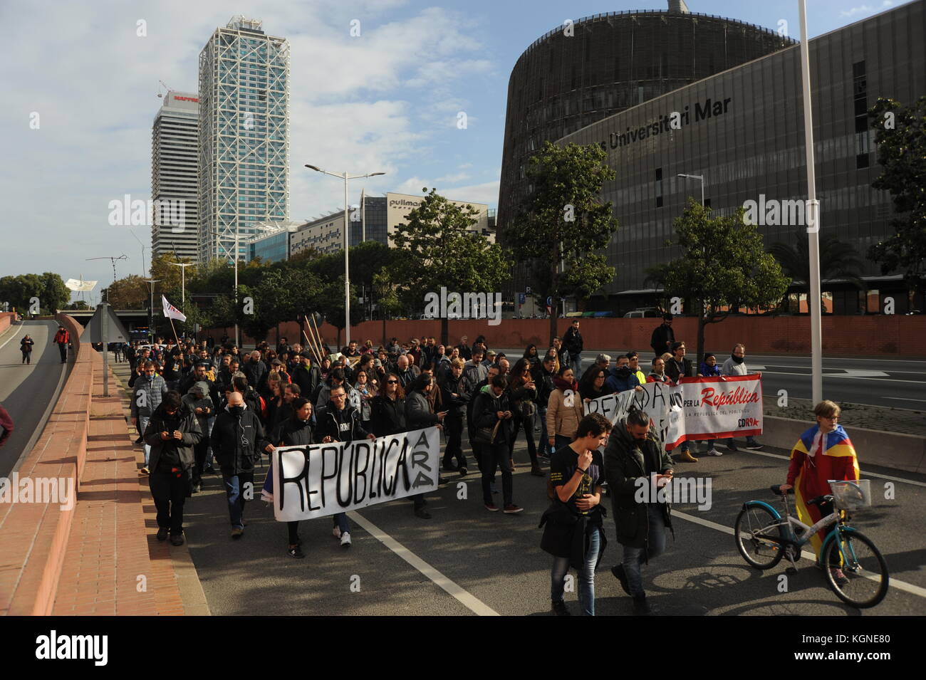 Barcelona, Spain. 08th Nov, 2017. Groups of CDR ( Comites de Defensa del Referendum o la Republica ) from Poble Nou and Sant Adria stop traffic in  Ronda Litoral during a general strike to claim for the liberation of political prisoners. 8th november 2017. Barcelona, Catalonia Spain. committee committees defence defense republic Credit: Alberto Paredes/Alamy Live News Stock Photo