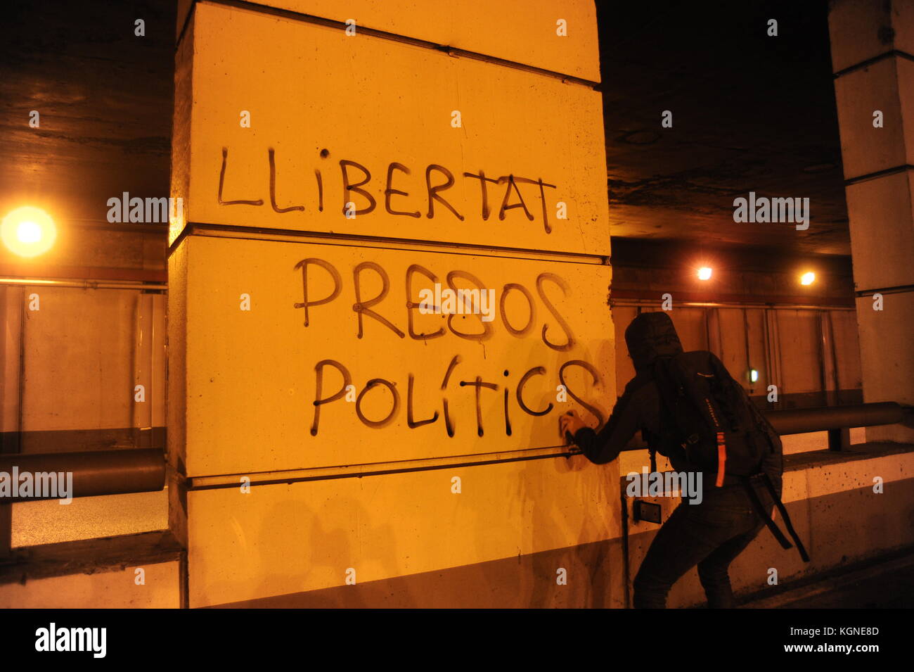 Barcelona, Spain. 08th Nov, 2017. Groups of CDR ( Comites de Defensa del Referendum o la Republica ) from Poble Nou and Sant Adria stop traffic in  Ronda Litoral during a general strike to claim for the liberation of political prisoners. 8th november 2017. Barcelona, Catalonia Spain. committee committees defence defense republic Credit: Alberto Paredes/Alamy Live News Stock Photo