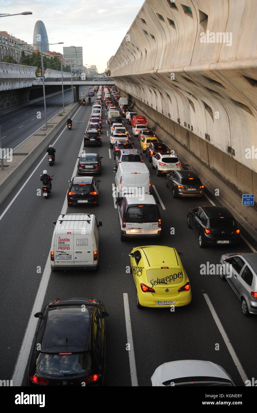 Barcelona, Spain. 08th Nov, 2017. Groups of CDR ( Comites de Defensa del Referendum o la Republica ) from Clot and La Verneda stop traffic in  Gran Via de les Corts Catalanes during a general strike to claim for the liberation of political prisoners. 8th november 2017. Barcelona, Catalonia Spain. committee committees defence defense republic Credit: Alberto Paredes/Alamy Live News Stock Photo