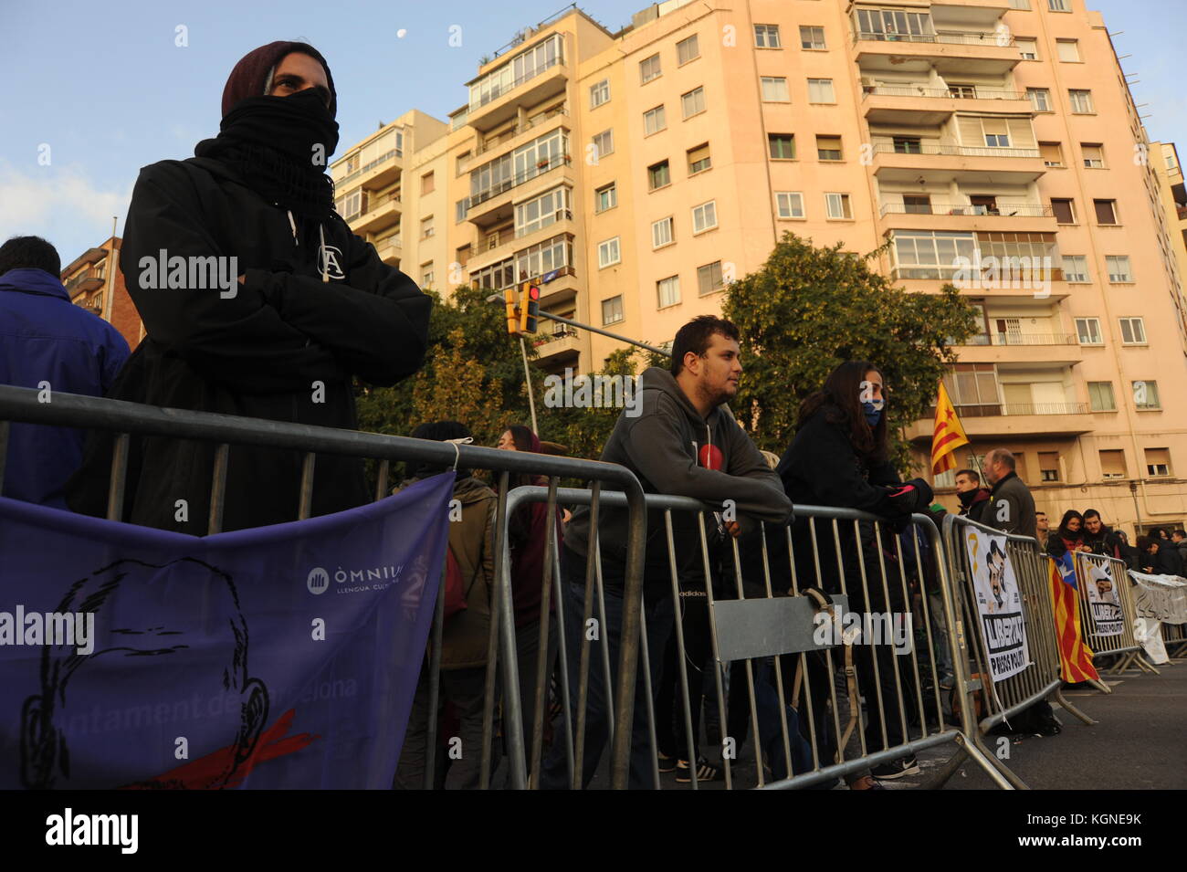 Barcelona, Spain. 08th Nov, 2017. Groups of CDR ( Comites de Defensa del Referendum o la Republica ) from Clot and La Verneda stop traffic in  Gran Via de les Corts Catalanes during a general strike to claim for the liberation of political prisoners. 8th november 2017. Barcelona, Catalonia Spain. committee committees defence defense republic Credit: Alberto Paredes/Alamy Live News Stock Photo