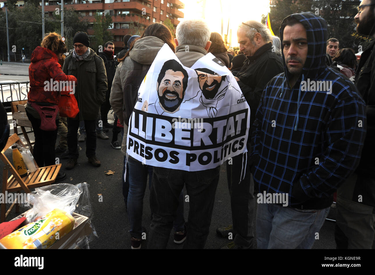 Barcelona, Spain. 08th Nov, 2017. Groups of CDR ( Comites de Defensa del Referendum o la Republica ) from Clot and La Verneda stop traffic in  Gran Via de les Corts Catalanes during a general strike to claim for the liberation of political prisoners. 8th november 2017. Barcelona, Catalonia Spain. committee committees defence defense republic Credit: Alberto Paredes/Alamy Live News Stock Photo