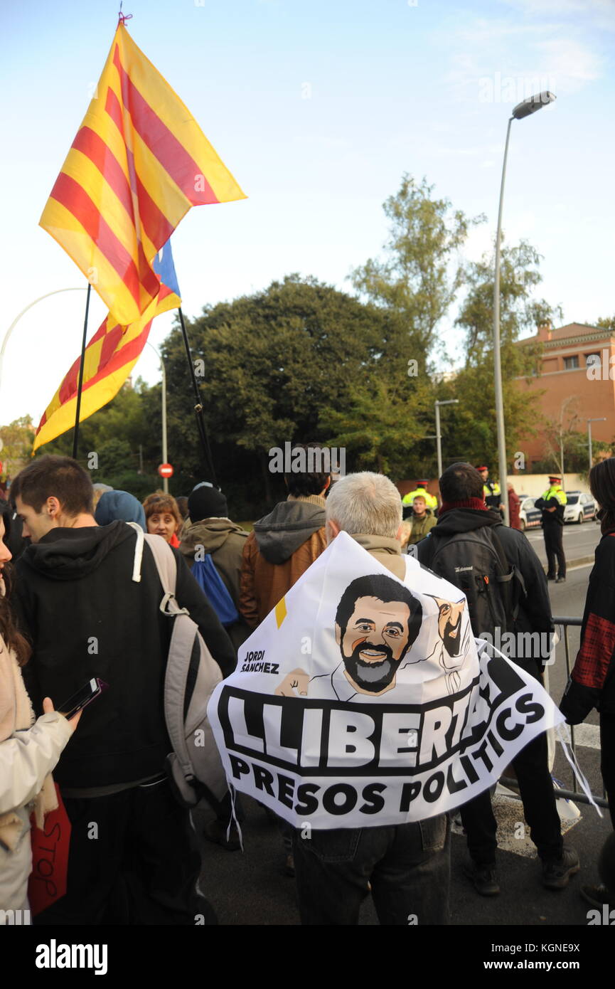 Barcelona, Spain. 08th Nov, 2017. Groups of CDR ( Comites de Defensa del Referendum o la Republica ) from Clot and La Verneda stop traffic in  Gran Via de les Corts Catalanes during a general strike to claim for the liberation of political prisoners. 8th november 2017. Barcelona, Catalonia Spain. committee committees defence defense republic Credit: Alberto Paredes/Alamy Live News Stock Photo