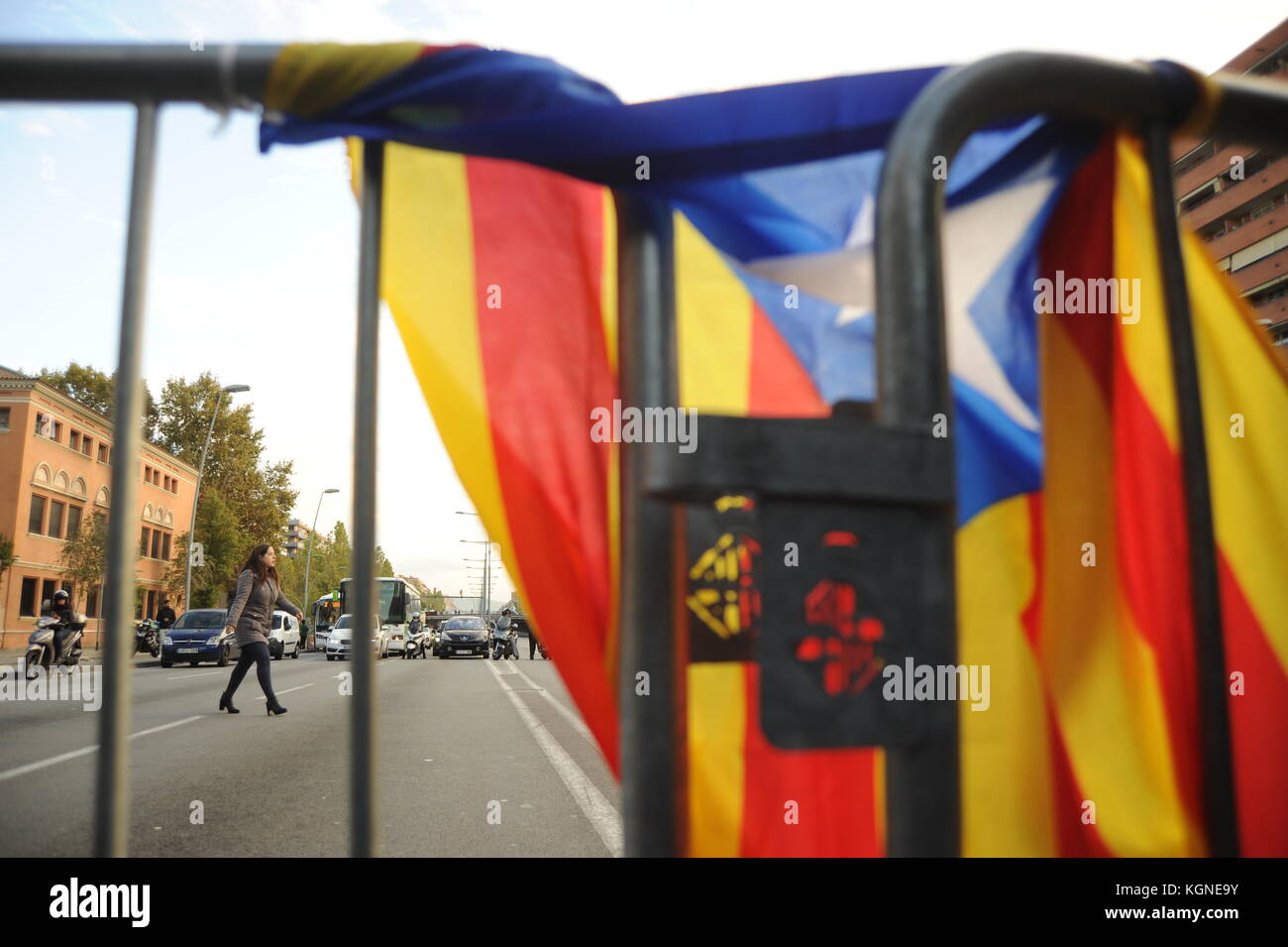 Barcelona, Spain. 08th Nov, 2017. Groups of CDR ( Comites de Defensa del Referendum o la Republica ) from Clot and La Verneda stop traffic in  Gran Via de les Corts Catalanes during a general strike to claim for the liberation of political prisoners. 8th november 2017. Barcelona, Catalonia Spain. committee committees defence defense republic Credit: Alberto Paredes/Alamy Live News Stock Photo