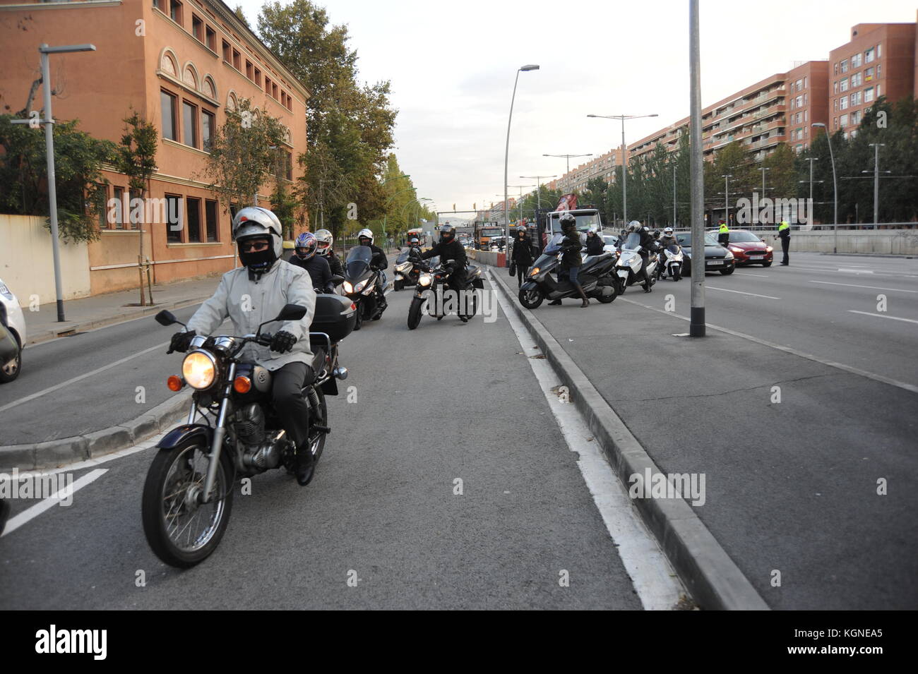 Barcelona, Spain. 08th Nov, 2017. Groups of CDR ( Comites de Defensa del Referendum o la Republica ) from Clot and La Verneda stop traffic in  Gran Via de les Corts Catalanes during a general strike to claim for the liberation of political prisoners. 8th november 2017. Barcelona, Catalonia Spain. committee committees defence defense republic Credit: Alberto Paredes/Alamy Live News Stock Photo