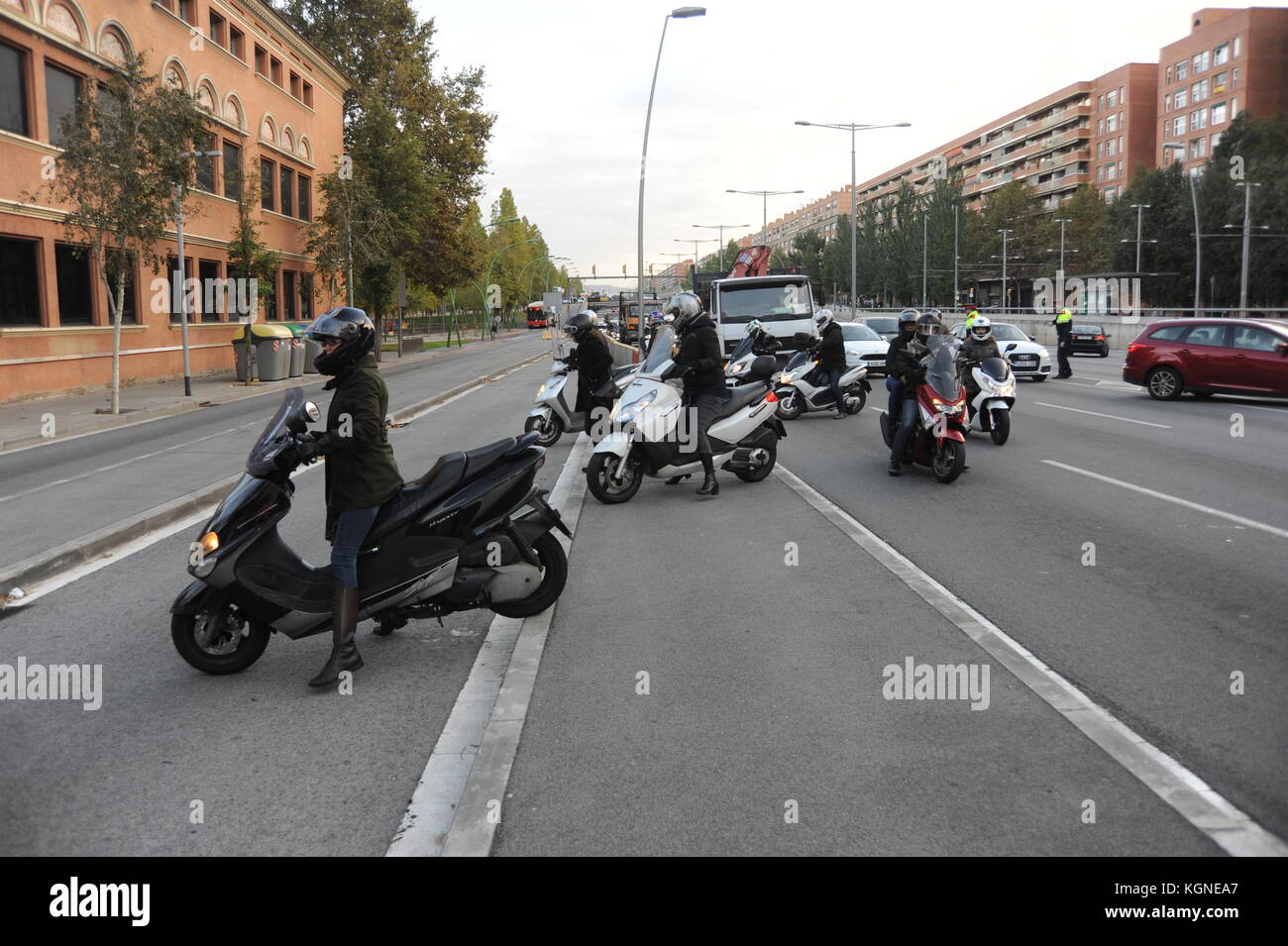 Barcelona, Spain. 08th Nov, 2017. Groups of CDR ( Comites de Defensa del Referendum o la Republica ) from Clot and La Verneda stop traffic in  Gran Via de les Corts Catalanes during a general strike to claim for the liberation of political prisoners. 8th november 2017. Barcelona, Catalonia Spain. committee committees defence defense republic Credit: Alberto Paredes/Alamy Live News Stock Photo