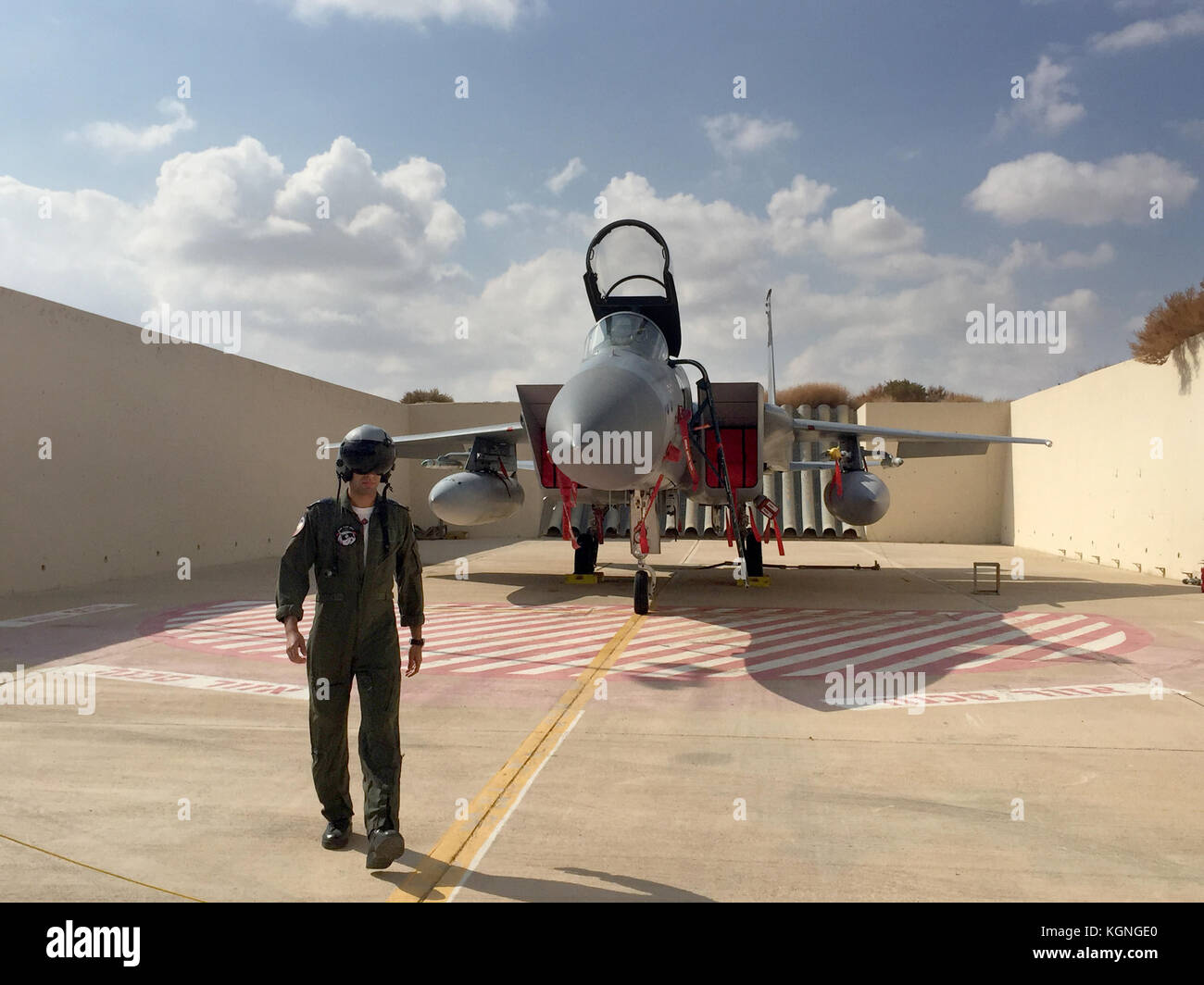 Uvda, Israel. 8th Nov, 2017. A fighter pilot of the Israeli Air Force stands in front of his combat jet during the Air Force training 'Blue Flag' in Uvda, Israel, 8 November 2017. Germany is taking part for the first time at the exercise in the Isreali desert where more than eight nations in total are participating. Credit: Sara Lemel/dpa/Alamy Live News Stock Photo