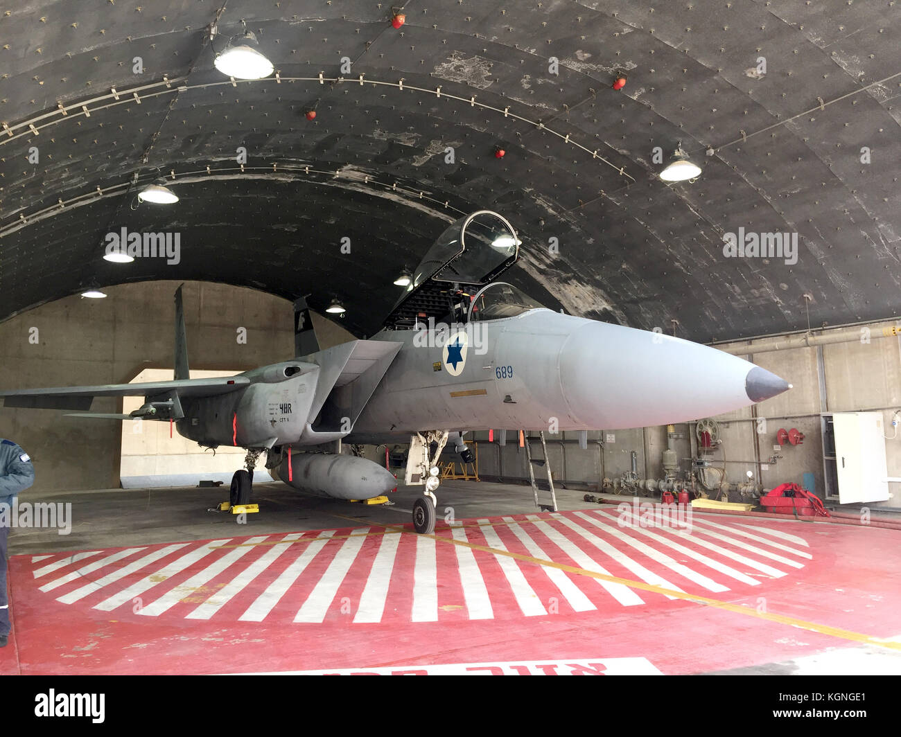 Uvda, Israel. 8th Nov, 2017. A Israeli combat jet F-15 Baz (Eaglle) is parked in a hangar during the the Air Force training 'Blue Flag' in Uvda, Israel, 8 November 2017. Germany is taking part for the first time at the exercise in the Isreali desert where more than eight nations in total are participating. Credit: Sara Lemel/dpa/Alamy Live News Stock Photo