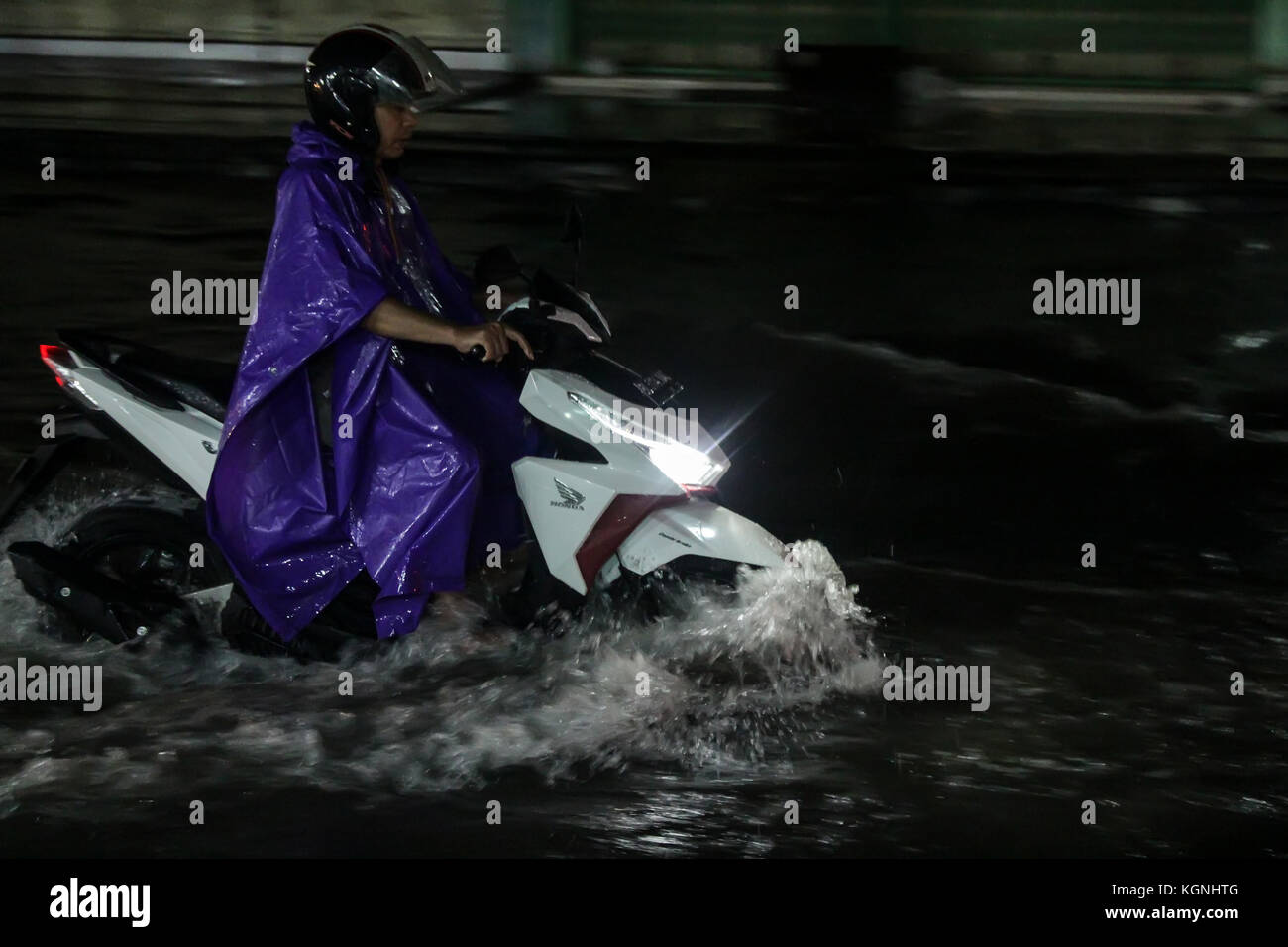 Lhokseumawe, Aceh, Indonesia. 9th Nov, 2017. A moped rider seen raiding
