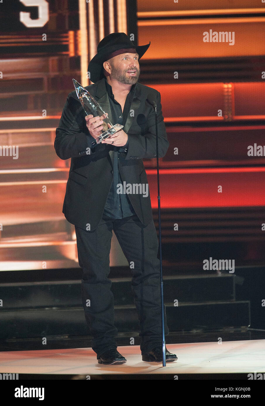 Nashville, USA. 8th Nov, 2017. Musician GARTH BROOKS accepts the award