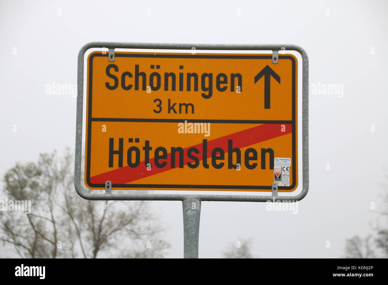 Hötensleben, Germany. 9th Nov, 2017. The sign to the entrance of Hötensleben. There is a border monument in the village. It show characteristic barrier system erected by the GDR border regime. Credit: Mattis Kaminer/Alamy Live News Stock Photo