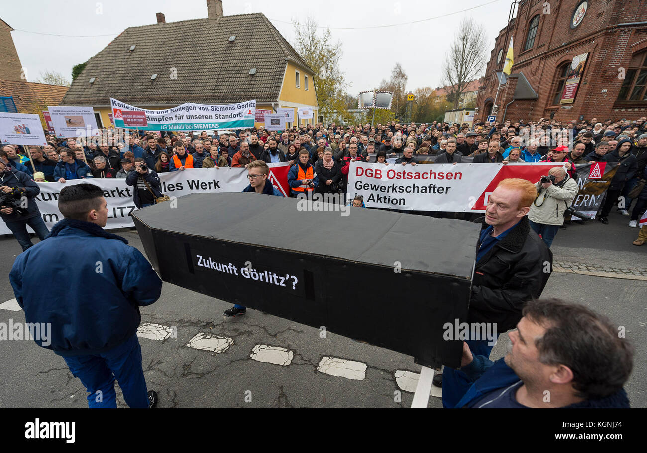Employees of Siemens protest against the savings plans at the turbine works in Goerlitz, Germany, 9 November 2017. Photo: Pawel Sosnowski/dpa-Zentralbild/dpa Stock Photo