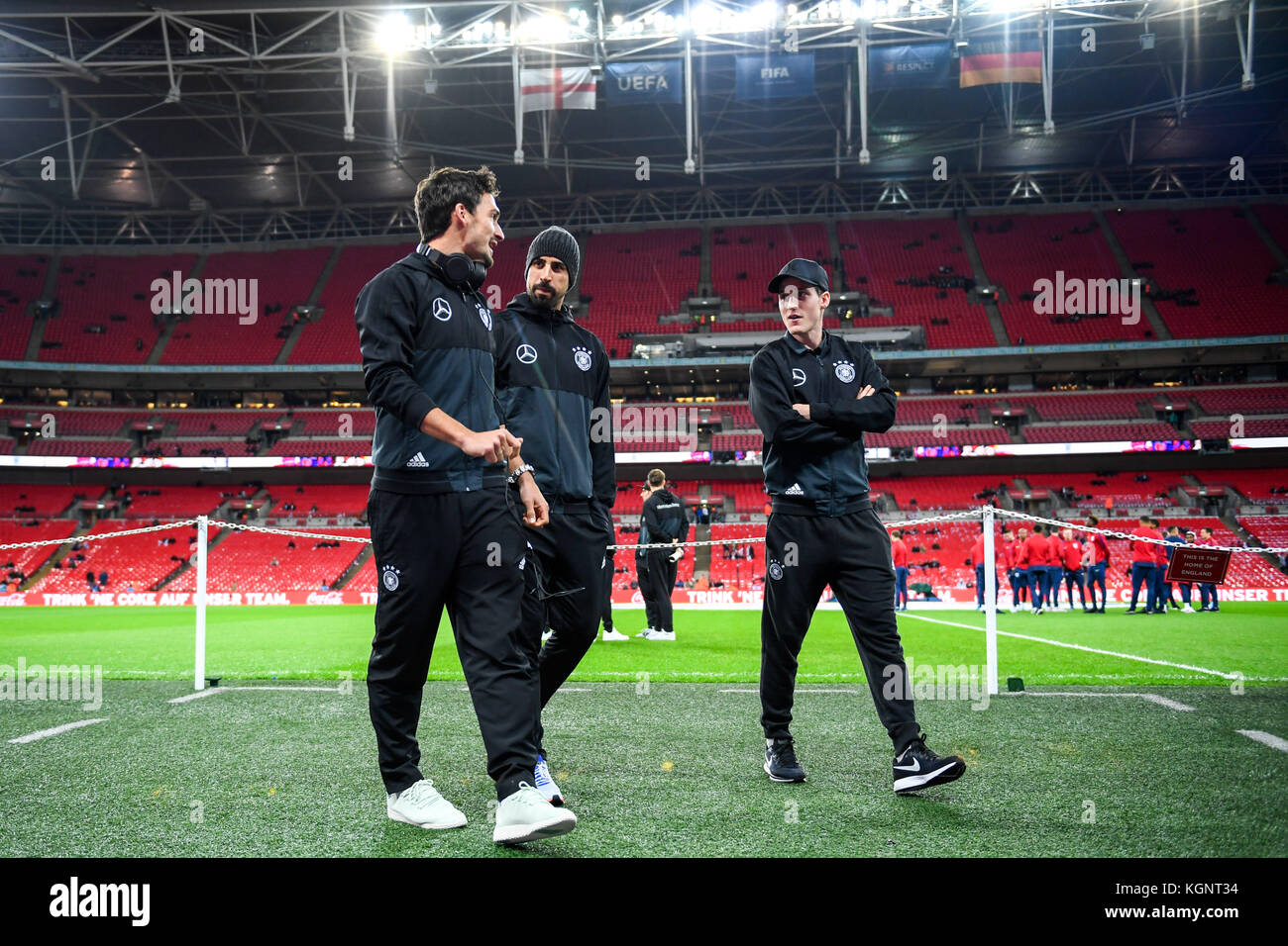 Mats Hummels (Germany) (L-R), Sami Khedira (Germany) und Sebastian Rudy ( Germany) vor Spielbeginn in Trainingsanzug GES/ Fussball/  Freundschaftsspiel: England - Germany, 10.11.2017 Football/Soccer: Friendly  match: England vs Germany, London, November ...