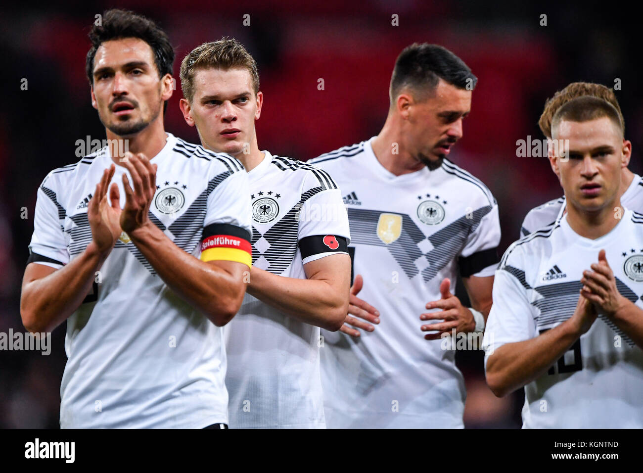 Mats Hummels (Germany) (L-R), Matthias Ginter (Germany), Sandro Wagner  (Germany), Joshua Kimmich (Germany) bedanken sich after Spielende bei den  withgereisten Fans GES/ Fussball/ Freundschaftsspiel: England - Germany,  10.11.2017 Football/Soccer ...