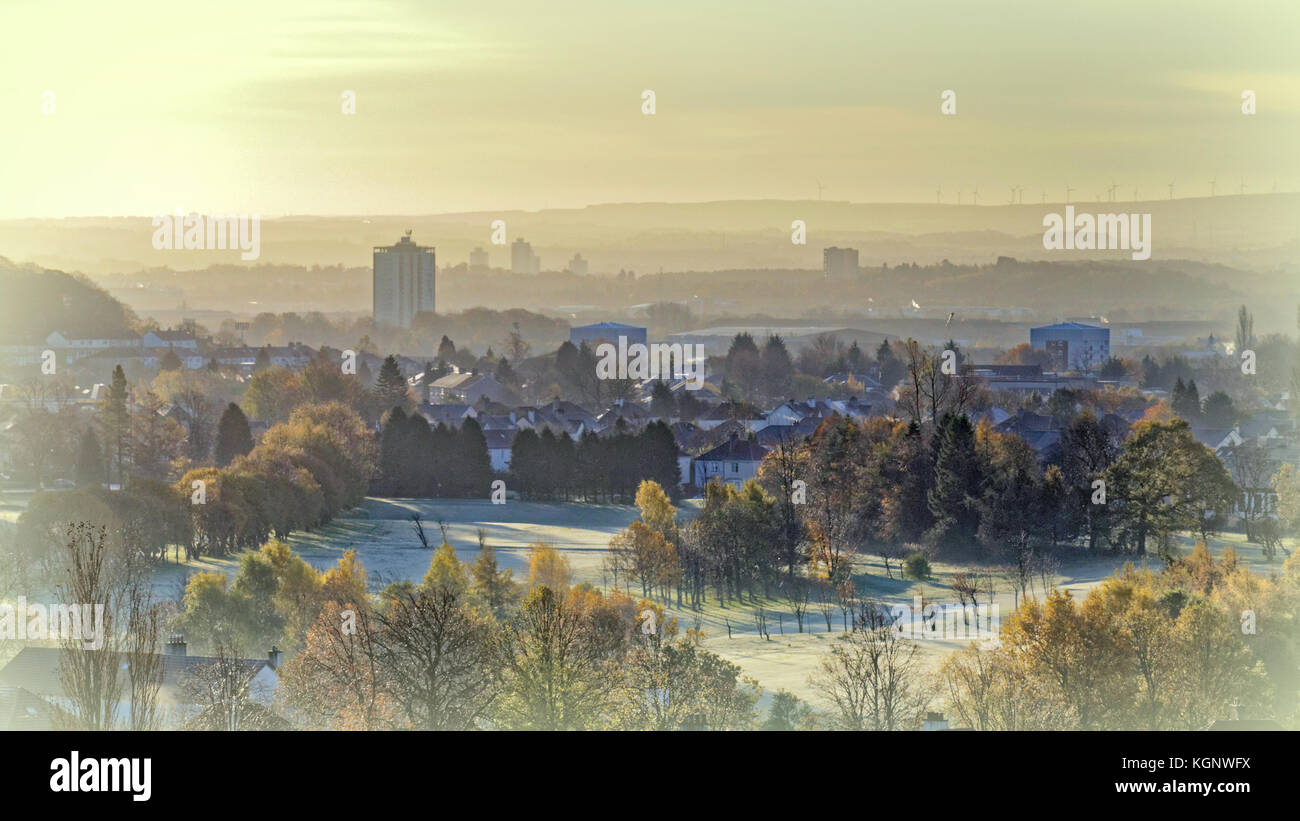Glasgow, Scotland, UK  11th Nov, 2017. UK Weather Sunny morning and  low temperatures cause a misty start that turn the greens of knightswood golf course white on remembrance day morning to produce a wintery scene. Credit: gerard ferry/Alamy Live News Stock Photo