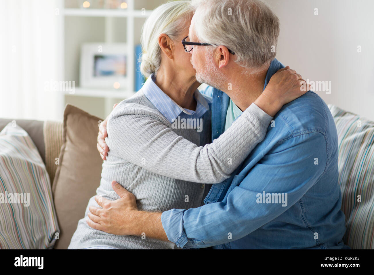 Couple hugging kissing hi-res stock photography and images - Alamy