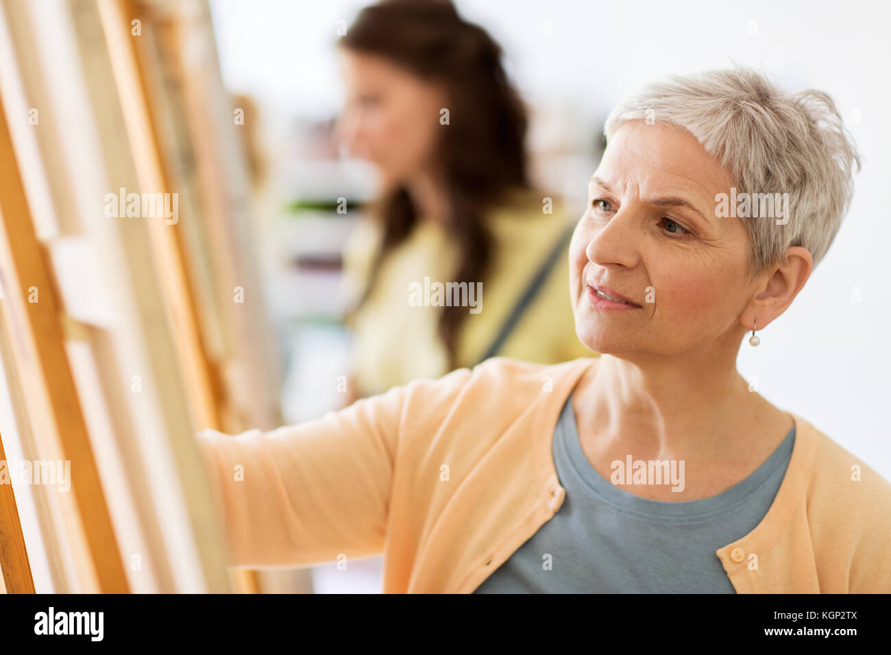 woman artist with easel drawing at art school Stock Photo - Alamy