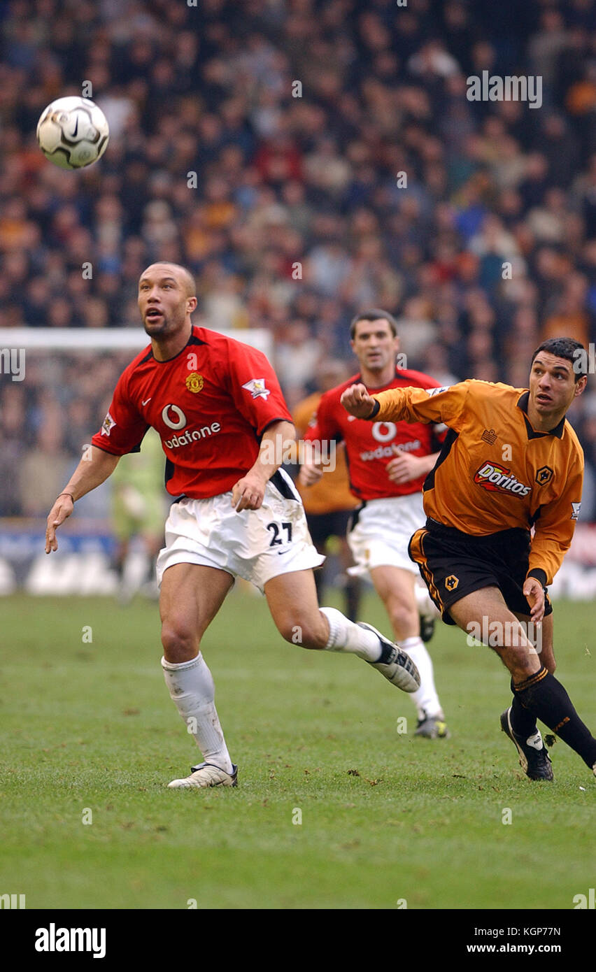 Footballer Mikael Silvestre and Ioan Ganea  Wolverhampton Wanderers v Manchester United 17 January 2004 Stock Photo