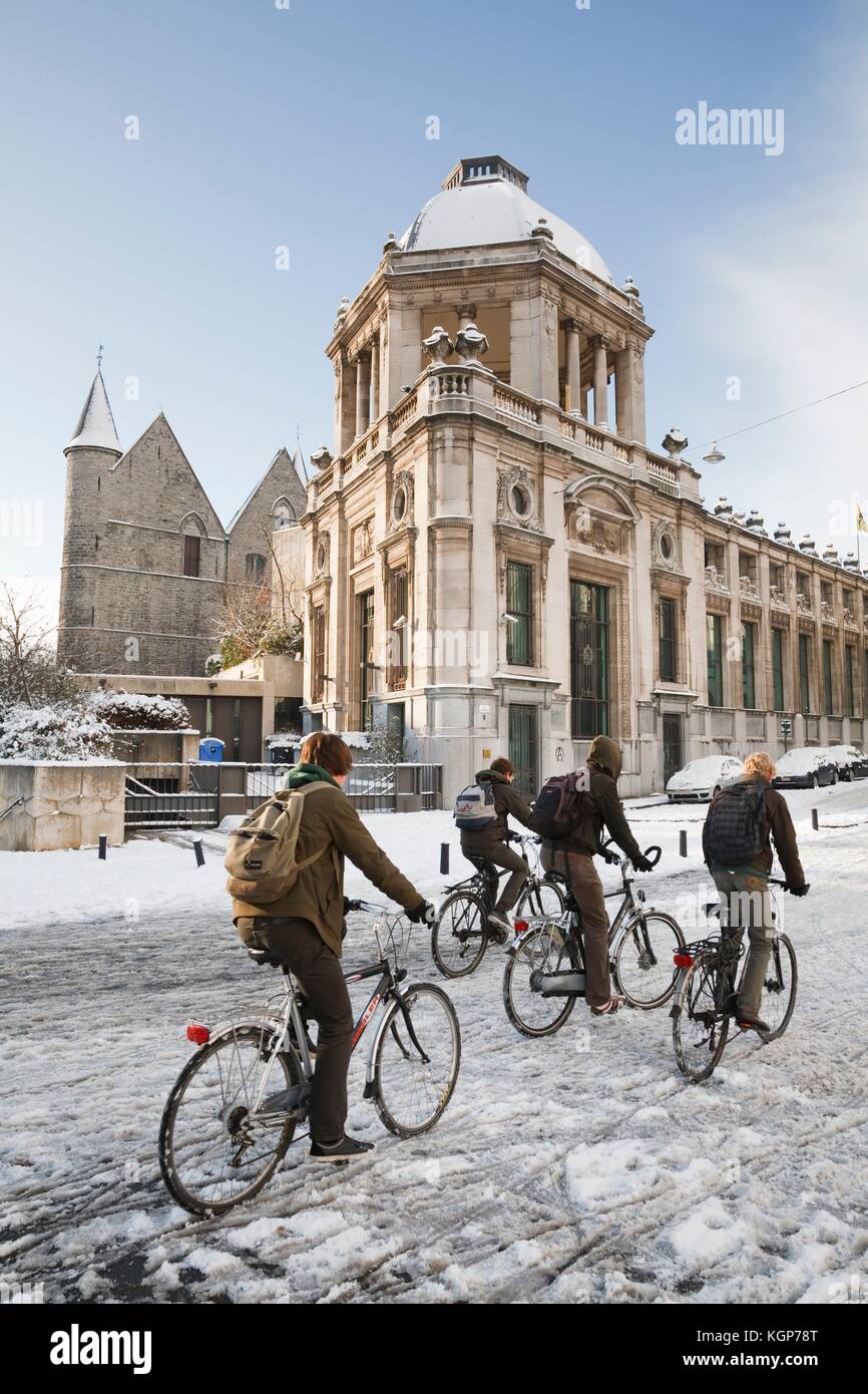 School children cycling in winter through the streets of Ghent, Belgium Stock Photo