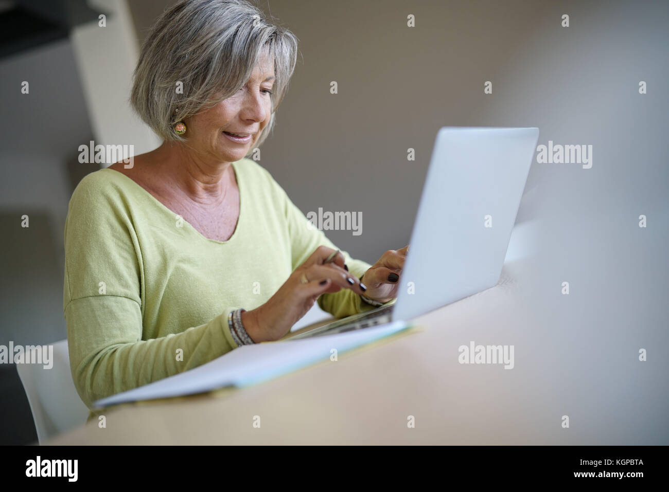 Senior woman at home using laptop computer Stock Photo - Alamy