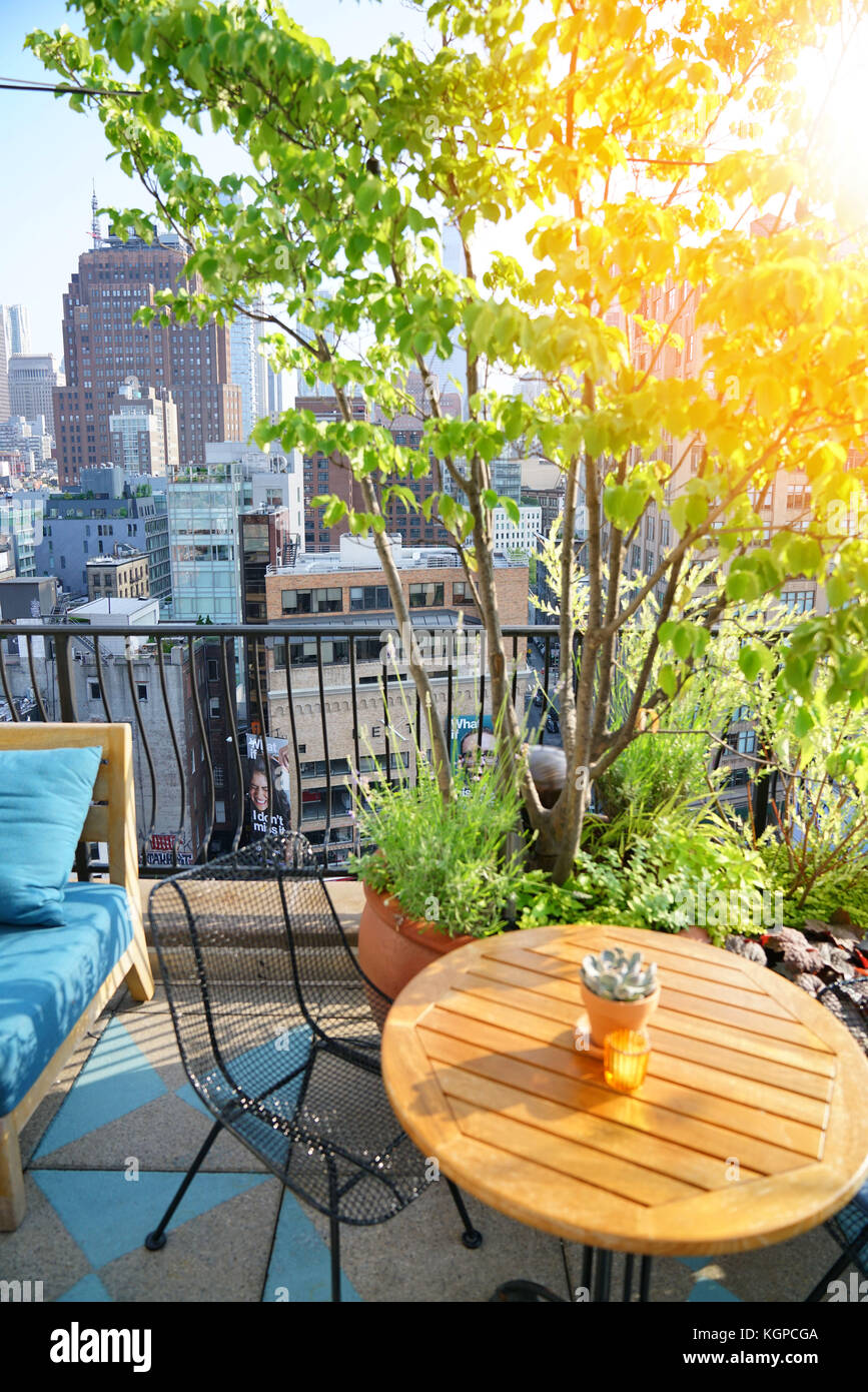 Rooftop lounge new hi-res stock photography and images - Alamy