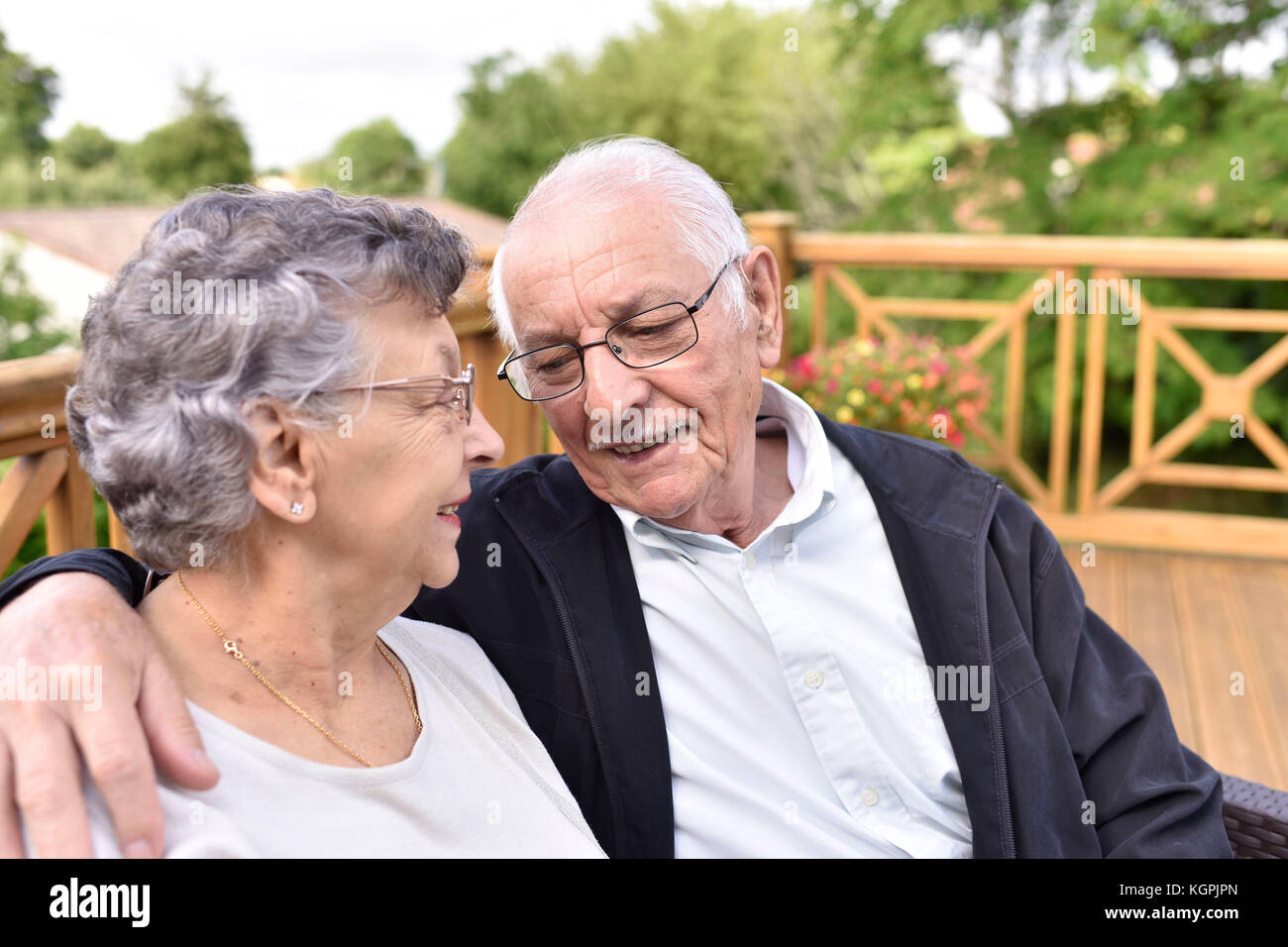 Portrait of elderly couple relaxing outside senior home Stock Photo - Alamy