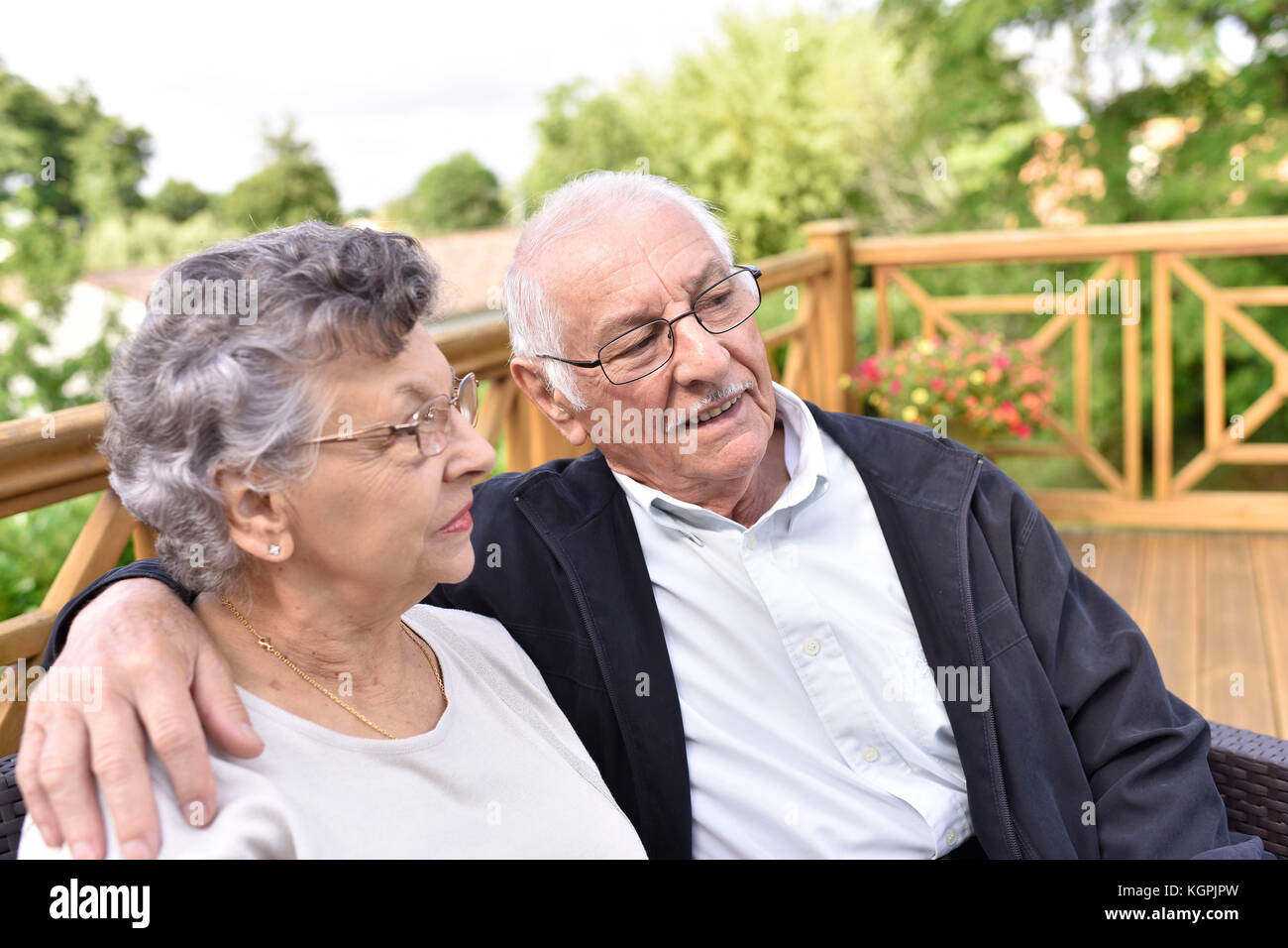 Elderly seniors couple hi-res stock photography and images - Alamy