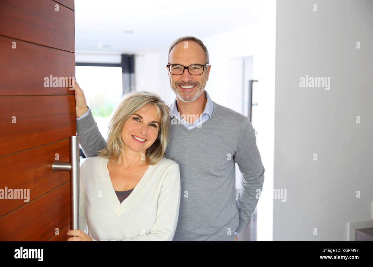 Front door welcoming hi-res stock photography and images - Alamy