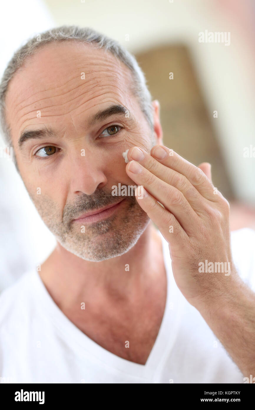 Senior Man In Front Mirror Hi res Stock Photography And Images Alamy senior-man-in-front-mirror-hi-res-stock-photography-and-images-alamy