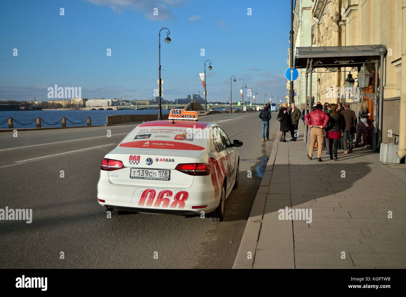 Russia.Saint-Petersburg.24àïðåëÿ 2016ãîäà.Taxi stands on the Palace embankment near the Hermitage. Stock Photo