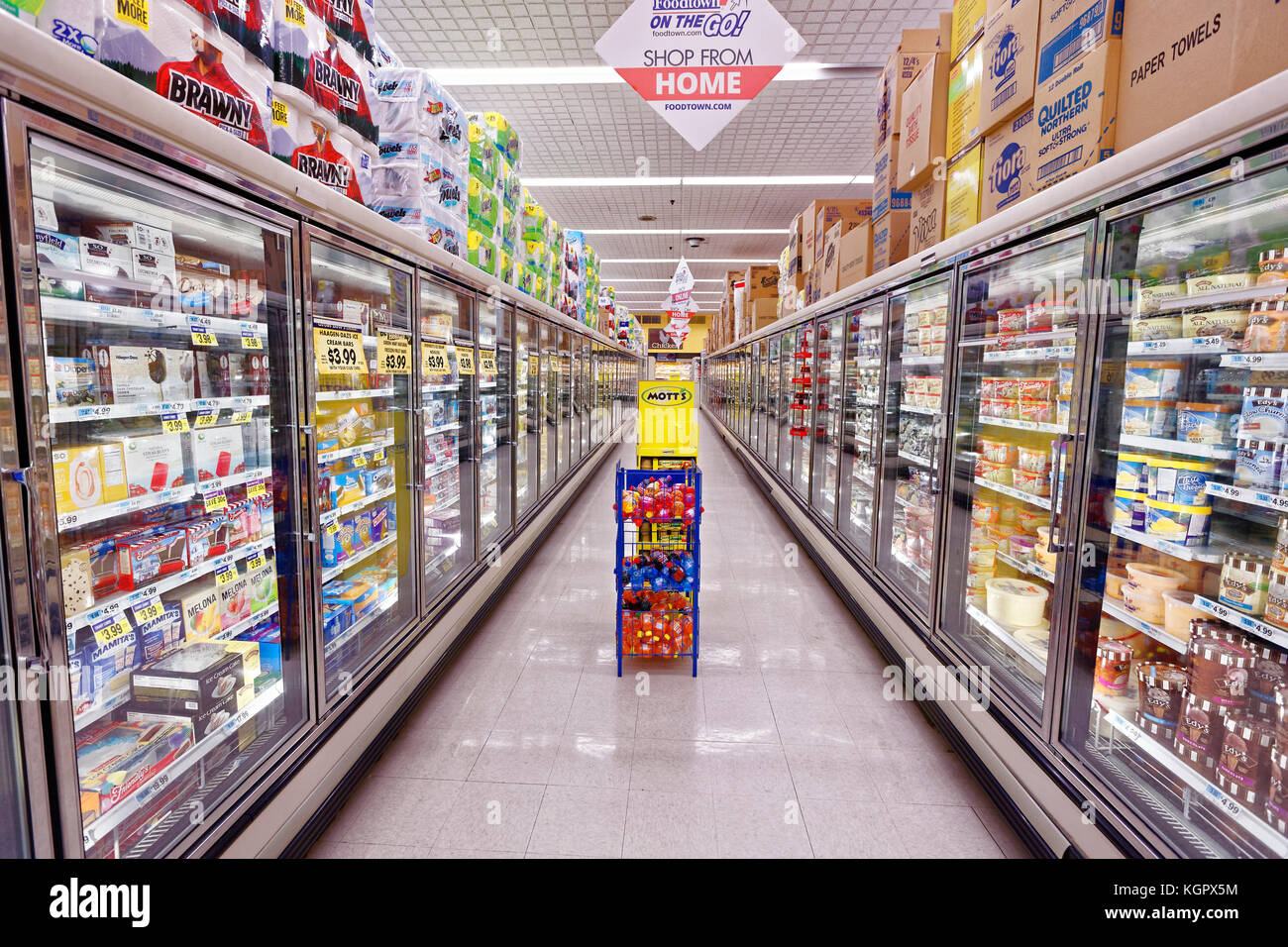 A typical food store or supermarket in the USA Stock Photo