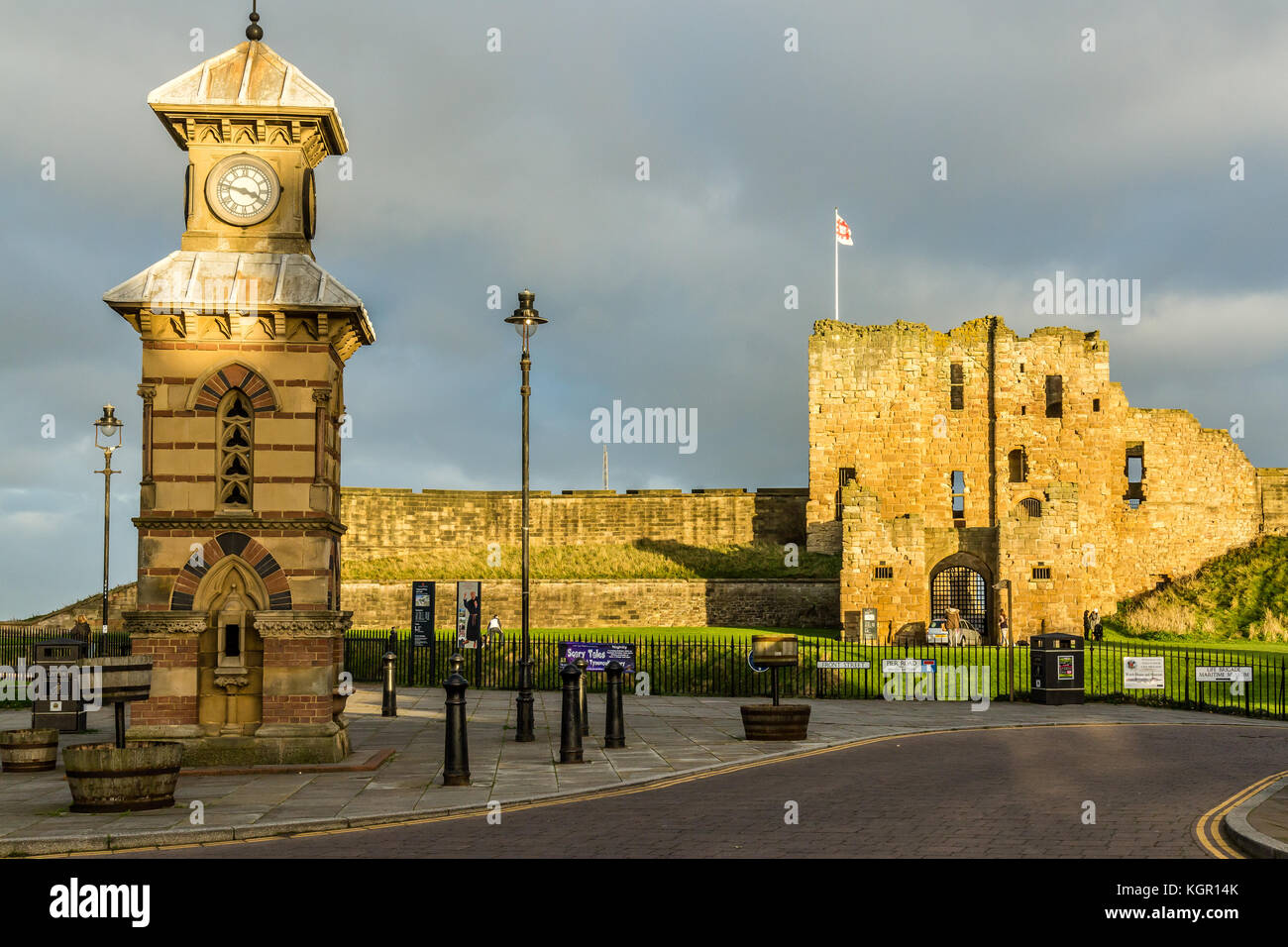 The ruined castle and priory at Tynemouth Stock Photo Alamy