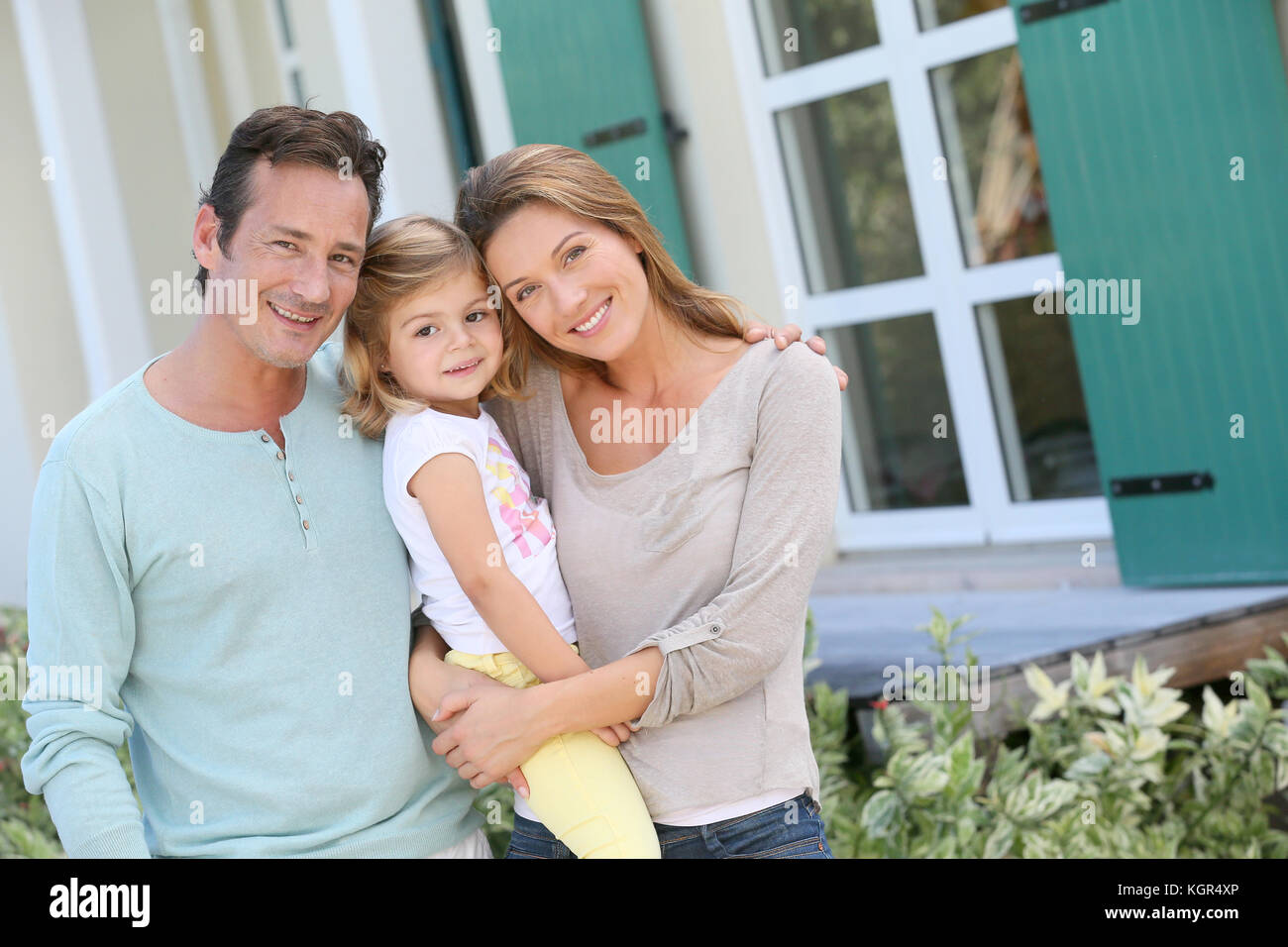 Family standing in front of house hi-res stock photography and images ...