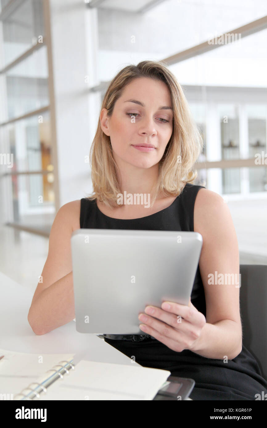 Businesswoman in the office working on electronic tab Stock Photo