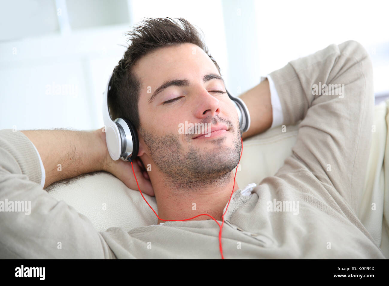 Who to listen to music. Who to listen to music. Человек в наушниках. Who to listen to music. Человек в наушниках.