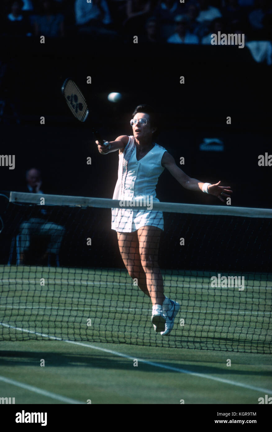 Billie Jean King reaching for a volley at Wimbledon, 1983 Stock Photo