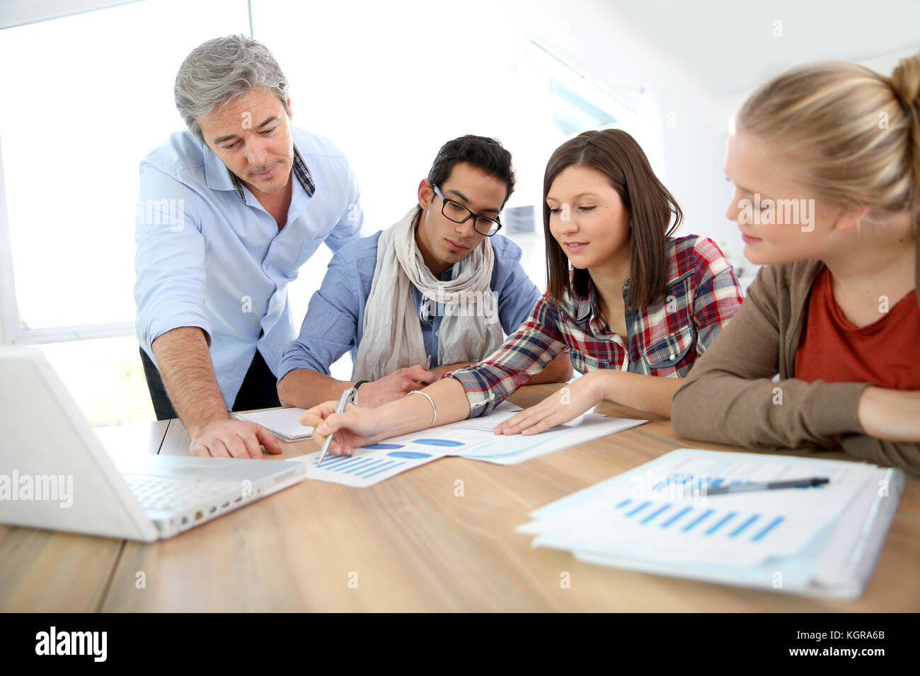 Стажироваться это. Стажируется. Ноц «психология». Стажируется. Стажеры в офисе картинки.