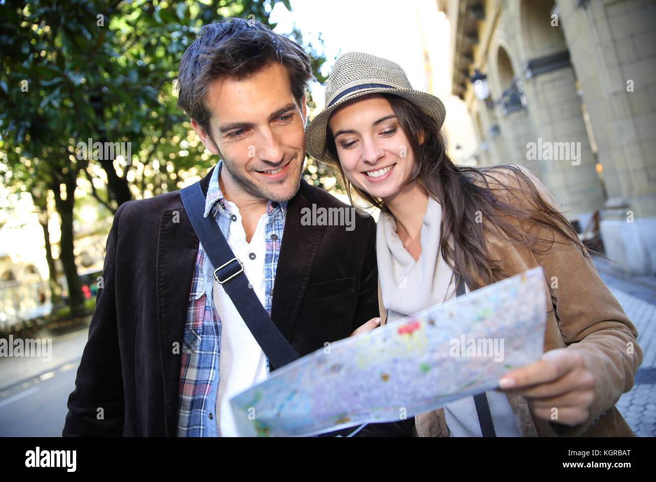 Couple travelers map town hi-res stock photography and images - Alamy