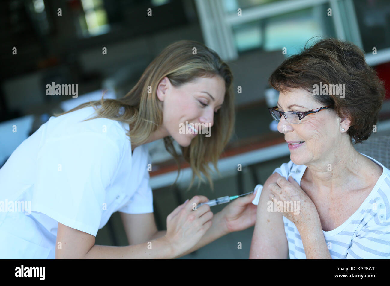 Senior Woman Receiving Flu Vaccine Stock Photo Alamy senior-woman-receiving-flu-vaccine-stock-photo-alamy